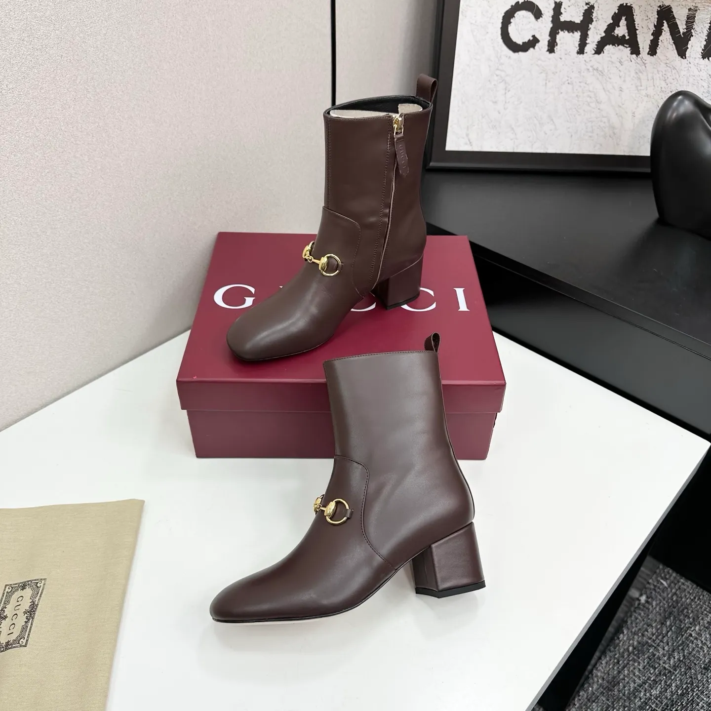 👟👟Ex-factory price 740👟👟 Gucci Gucci 2025G new autumn and winter classic horsebit thick heel short boots. The main series is finally available, and the products are worth looking forward to! Original classics create new designs ✨ Purchasing agent level! Full of high-end feel! A favorite among bloggers at home and abroad, it is retro and fashionable, easy to wear and looks great on your feet! Mainly recommended by the official website, new colors are constantly updated 🆕 ▪️Upper: original calfskin/cloth ▪️Inner lining: imported sheepskin ▪️Outsole: Italian leather outsole ▪️Heel height: 3.5cm ▪️Shoe size: 35-39 (40.41.42 can be customized)